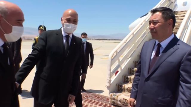 Как Жапарова в аэропорту Ашхабада встречали