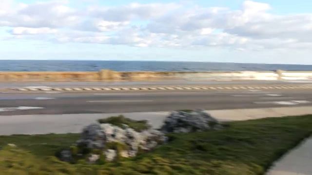 Куба. Гавана. Волны на набережной Малекон. Рядом с отелем Habana Riviera смотреть онлайн