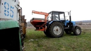 Трактор МТЗ-1221 с разбрасывателем удобрений