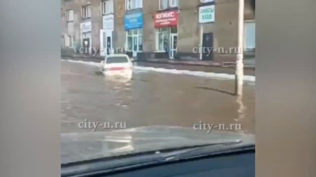 Как автомобилисты плавали по улице Сибиряков-Гвардейцев в Новокузнецке смотреть онлайн