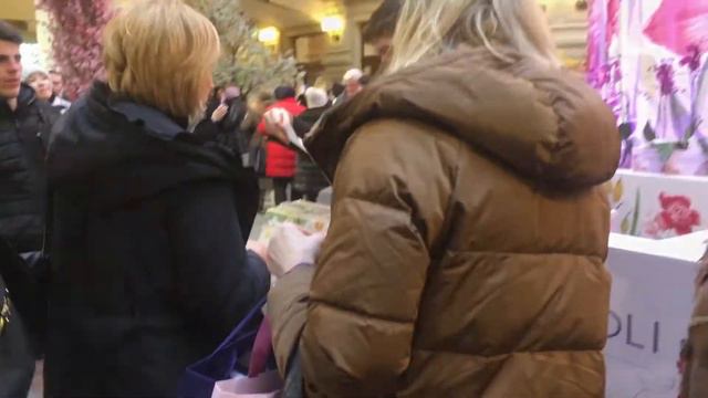 8 марта - часть 1. Гуляем по ГУМ. Странный подход хостес в "Вареничная №1". А проезд-то платный :) смотреть онлайн
