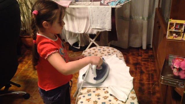 Я гладила, вот игрушечным утюгом, а теперь глажу настоящим - 2015-10-26 смотреть онлайн