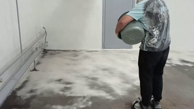 Замыпка кварцевым песком на эпоксидный грунт. смотреть онлайн