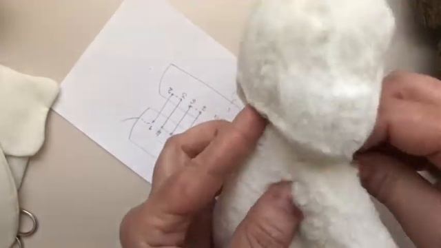 Игрушка Мишка своими руками. Часть 4. Собираем и оформляем Мишку из меха. смотреть онлайн