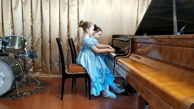 Оскирко Елизавета и Шерстнёва Дарья, 1 класс. П.И.Чайковский. Вальс из балета "Спящая красавица". смотреть онлайн