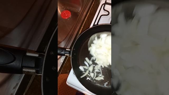 Жареная ГОРБУША с ЛУКОМ .Полезная еда. ОМЕГА 3 и жирные кислоты. смотреть онлайн