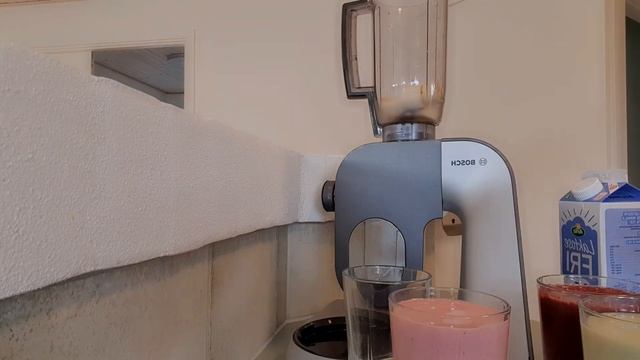 MAKING DIFFERENT KINDS OF REFRESHING DRINKS USING MY BOSCH MOM5 KITCHEN MACHINE смотреть онлайн