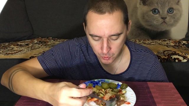 Мукбанг/Обжор/Жареная картошка с грибами/Солёные огурцы