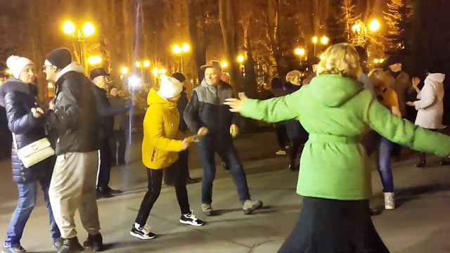 ГОВОРИЛ, ЧТО Я ТВОЯ КОРОЛЕВА!💃🕺👍/ТАНЦЫ В ПАРКЕ ГОРЬКОГО ХАРЬКОВ НОЯБРЬ 2021 смотреть онлайн