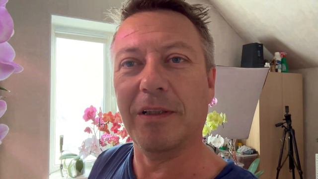 утром ПАПА занимается КРАСОТОЙ и ждет с МАСЕЙ и МИТЕЙ гостя со своим подарком смотреть онлайн