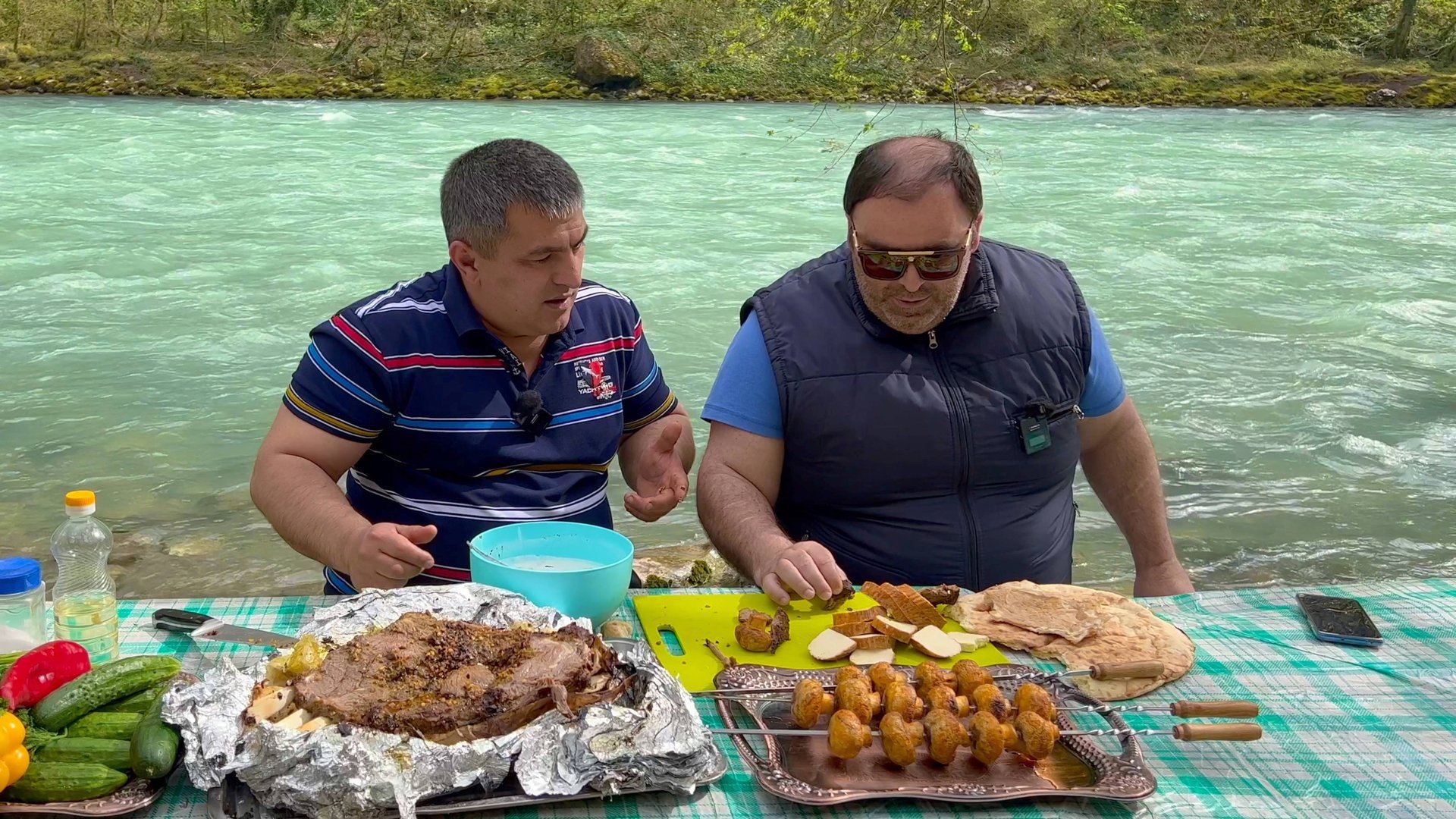 Готовим огромный кусок мяса целиком в фольге на костре / Грибы на мангале на ужин в горах Абхазии смотреть онлайн