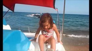 Лето.Чёрное море.Дети отдыхают на пляже. Children rest on the beach.