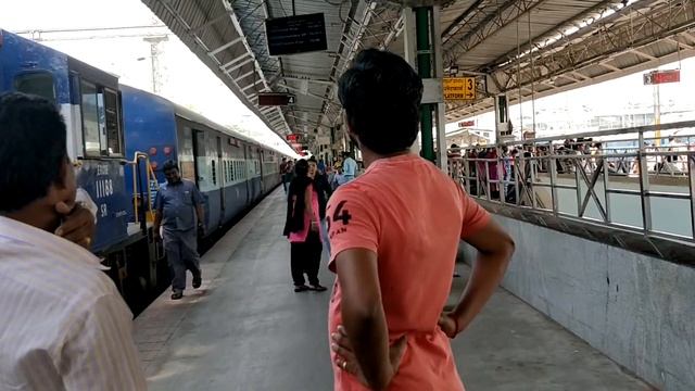 Rail-fanning @ KSR Bengaluru Station Shatabdi AC Double Decker Brindavan Express смотреть онлайн
