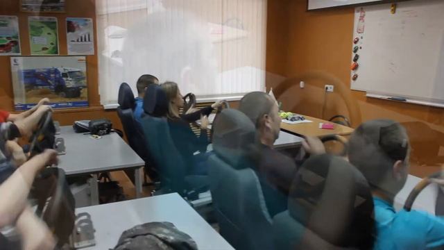 Контраварийная подготовка водителей. Отработка различных техник руления на тренажере смотреть онлайн