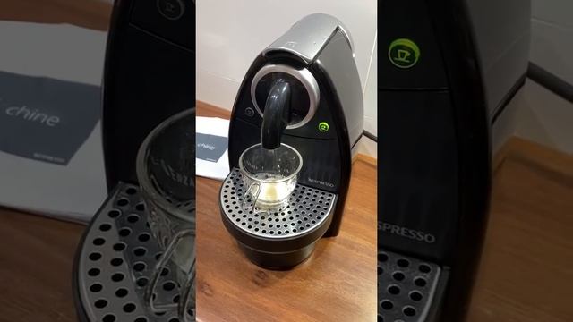 Cafeteira Nespresso Essenza Preta C101 Automática 110v смотреть онлайн
