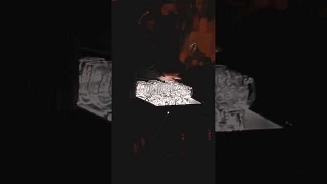 Парень играет на бокалах! 👍The guy plays on the wineglases! 👍 смотреть онлайн