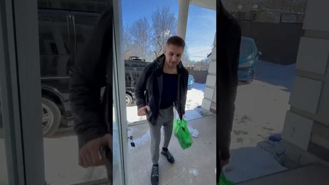 EDWARD BIL ВЛОГ / СЕРЕГА ВЫШЕЛ НА РАБОТУ смотреть онлайн