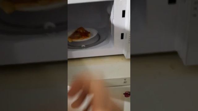 Разогреваю пиццу. смотреть онлайн