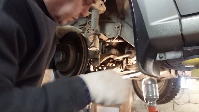 Лада Ларгус. Замена шаровой опоры. смотреть онлайн