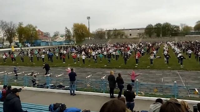 У Кам’янці-Подільському півтори тисячі людей зі скакалками встановили національний рекорд смотреть онлайн