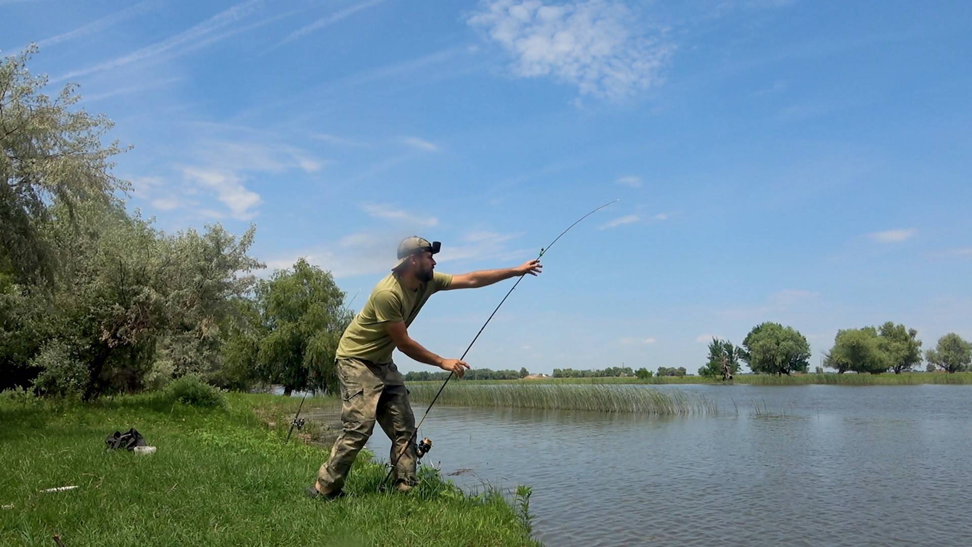ПОПАЛ НА ЖОР САЗАНА ПОСЛЕ НЕРЕСТА. РЫБАЛКА НА ЗАКИДУШКИ СО ЖМЫХОМ. Ловля на макуху в Астрахани. смотреть онлайн