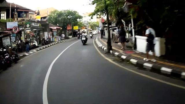 Остров Бали на старой мопедке: часть 1 смотреть онлайн