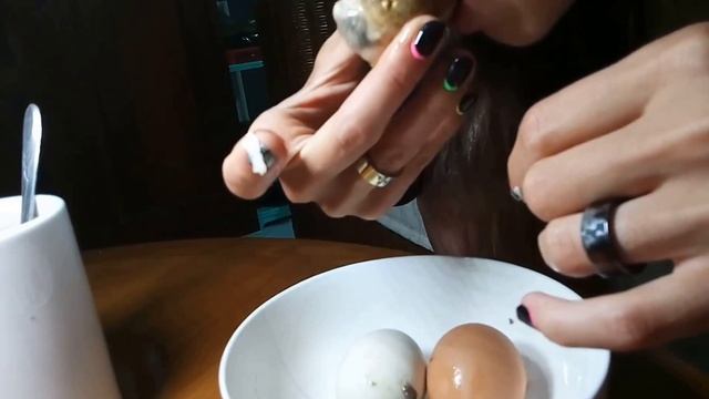 Утиное яйцо с зародышем！Пробую впервые! смотреть онлайн