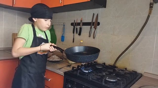 Кальмары с грибами в сметанном соусе. смотреть онлайн