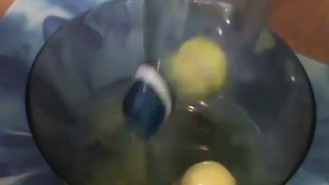 Как отделить желток от белка с помощью бутылки смотреть онлайн
