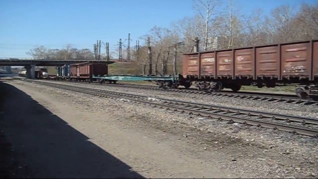 Тепловоз 2М62У-0042 (ТЧ-15) с грузовым поездом. смотреть онлайн