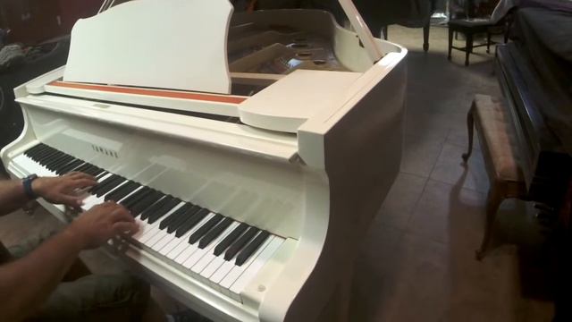 White Yamaha baby grand piano смотреть онлайн