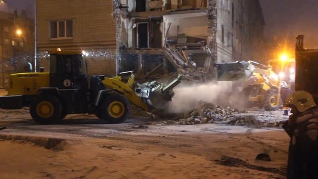 Разбор завалов разрушенного дома в Тюмени смотреть онлайн