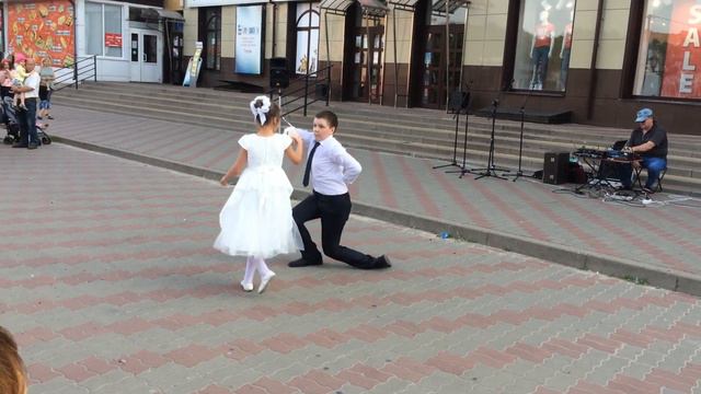 Аутизм победим! Танцевальная композиция "Жить" ( Июль 2019, Яне 9 лет) смотреть онлайн