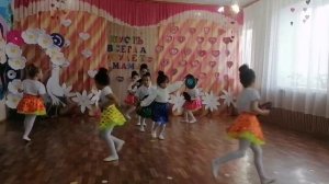 Танец с пластинками  на День Матери. Старшая группа