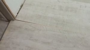 Как засунуть ламинат под дверные коробки?