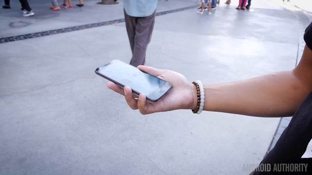 Moto Mods Review: Blast, power, and project in a snap! смотреть онлайн