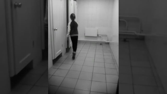 Девочка в туалете