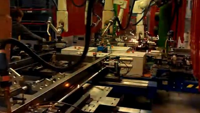 Сварочный комплекс с 8 роботами смотреть онлайн