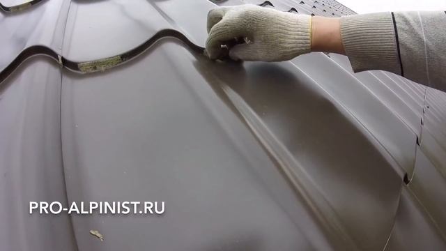 Ремонт крыши с использованием альпинистского снаряжения. Течет крыша из металлочерепицы смотреть онлайн