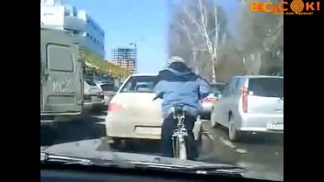 Велосипедист Стоит в Пробке смотреть онлайн