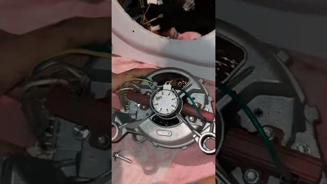 Снятие двигателя и проверка щеток машинка ZANUSSI смотреть онлайн