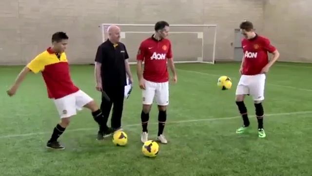 Ryan Giggs and Adnan Januzaj freestyle in Manchester United skills смотреть онлайн