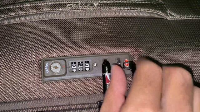 How do you set the lock on a Delsey luggage bag? смотреть онлайн