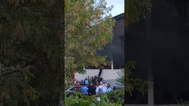 В Одинцово горит многоуровневая парковка вместе с машинами