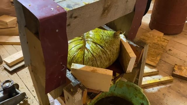 Как сделать восковую свечу? //День рождения Евы // Деревенские будни. смотреть онлайн