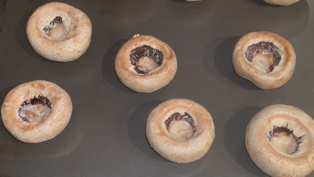 Шампиньоны, запечённые с сыром. Просто, очень вкусно! смотреть онлайн
