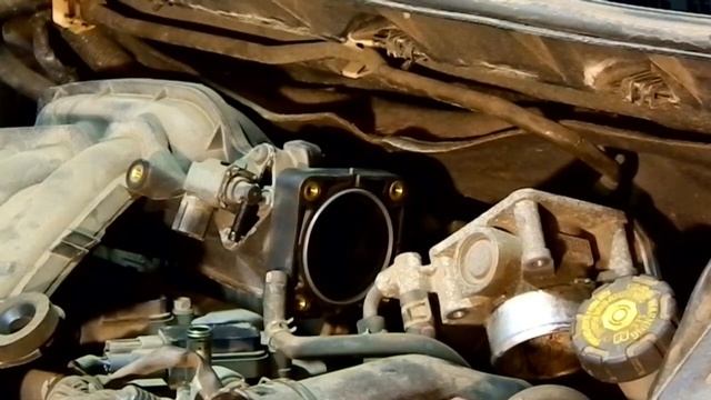 Замена свечей зажигания в двигателе  Ниссан HR16DE часть 2