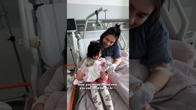 3 year old Kiki meets her sister for the first time смотреть онлайн