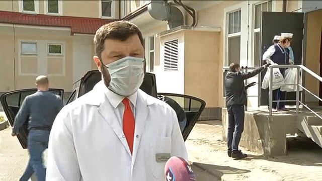 Андрей Кропоткин вручает врачам чайные наборы смотреть онлайн