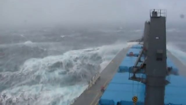 ЖУТЬ!!! посмотри! ЖУТКИЙ ШТОРМ в Тихом Океане!!! смотреть онлайн